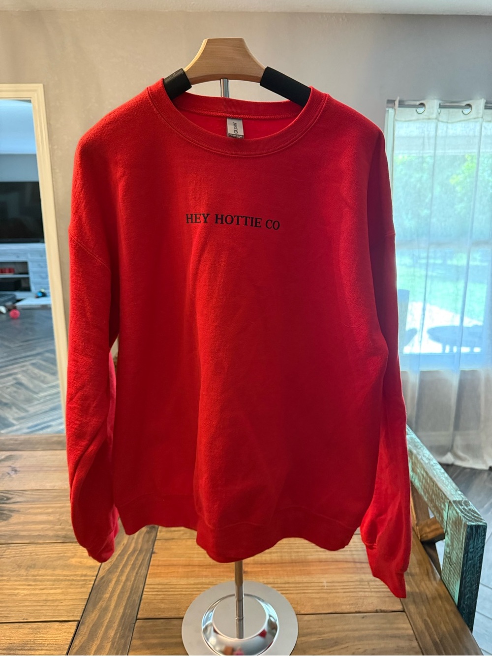 Gildan Red Crewneck Sweatshirt with 'HEY HOTTIE CO' Text